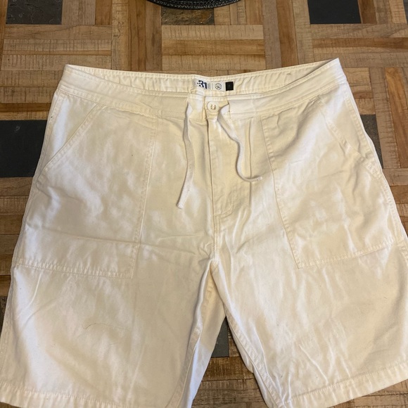 Men’s white cargo shorts - Picture 1 of 2